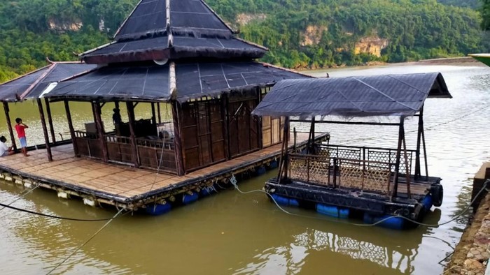 Masjid Agung Pacitan atau Masjid Kemampul.