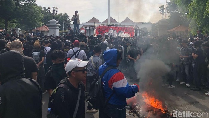 Massa aksi bakar-bakar di depan Gedung Agung Jogja, Kamis (20/2/2025)