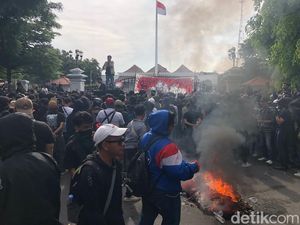 Potret Massa Demo Bakar-bakar di Gedung Agung Jogja, Asap Hitam Membubung