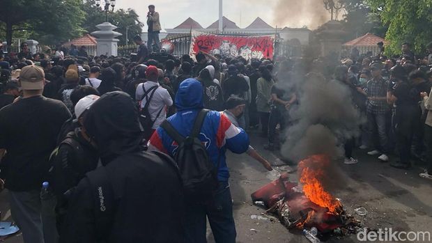 Massa aksi bakar-bakar di depan Gedung Agung Jogja, Kamis (20/2/2025)