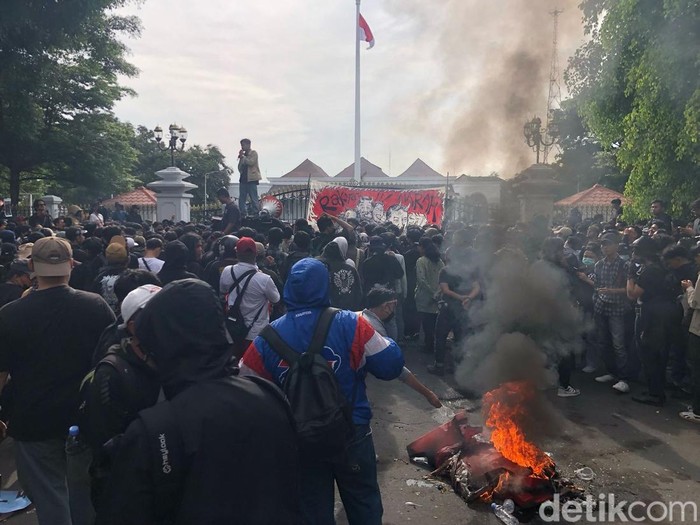 Massa aksi bakar-bakar di depan Gedung Agung Jogja, Kamis (20/2/2025)