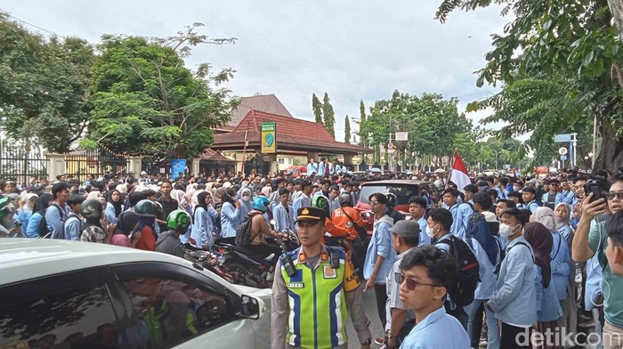 Massa aksi Indonesia Gelap di Palembang blokade jalan, polisi tutup akses menuju Jalan POM IX Kecamatan IB I Palembang.