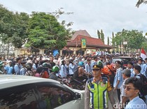 Massa Aksi Blokade Depan DPRD Sumsel, Jalan POM IX Ditutup