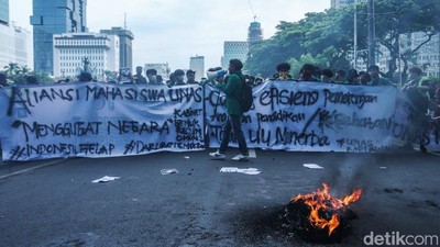 Penampakan Massa Aksi Indonesia Gelap di Patung Kuda