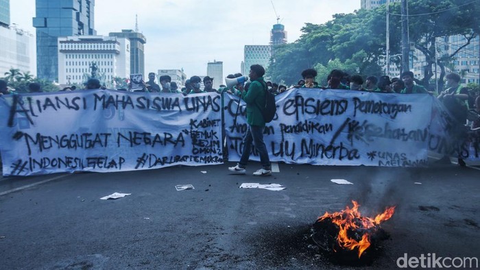 Massa Aksi Indonesia Gelap Mulai Berdatangan di Patung Kuda Massa mahasiswa mulai berdatangan ke kawasan Patung Kuda, Jakarta, untuk menggelar aksi 'Indonesia Gelap', Kamis (20/2/2025). Saat ini mahasiswa yang datang baru berasal dari Universitas Nasional.
