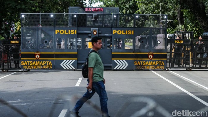 Massa mahasiswa mulai berdatangan ke kawasan Patung Kuda, Jakarta, untuk menggelar aksi 'Indonesia Gelap', Kamis (20/2/2025). Saat ini mahasiswa yang datang baru berasal dari Universitas Nasional.
