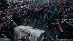 Massa Aksi Indonesia Gelap Robohkan Beton Pembatas-Rusak Kawat Berduri