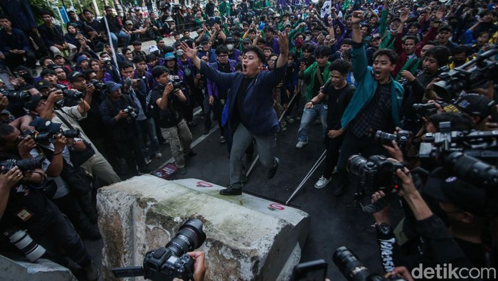 Massa Aksi Indonesia Gelap Robohkan Beton Pembatas-Rusak Kawat Berduri Suasana aksi bertajuk 'Indonesia Gelap' di Patung Kuda, Jakarta, sempat memanas, Kamis (20/2/2025). Massa aksi merobohkan beton pembatas hingga merusak kawat berduri.