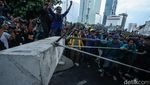 Massa Aksi Indonesia Gelap Robohkan Beton Pembatas-Rusak Kawat Berduri