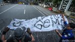 Massa Aksi Indonesia Gelap Robohkan Beton Pembatas-Rusak Kawat Berduri