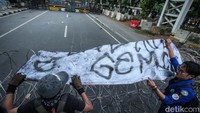 Massa aksi juga merusak kawat berduri.
