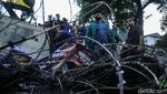 Massa Aksi Indonesia Gelap Robohkan Beton Pembatas-Rusak Kawat Berduri