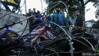 Kawat berduri yang dirusak ini dipasang untuk menutup Jalan Medan Merdeka Barat arah Istana.