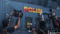 Massa aksi juga mencoret-coret alat pengamanan polisi.