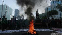 Selain itu, massa aksi juga membakar ban bekas di tengah jalan.