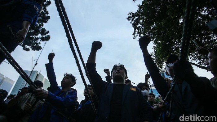 Suasana aksi bertajuk Indonesia Gelap di Patung Kuda, Jakarta, sempat memanas, Kamis (20/2/2025). Massa aksi merobohkan beton pembatas hingga merusak kawat berduri.