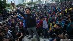 Massa Aksi Indonesia Gelap Robohkan Beton Pembatas-Rusak Kawat Berduri