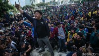 Massa langsung berteriak melanjutkan orasinya usai merobohkan beton pembatas.