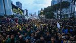 Massa Aksi Indonesia Gelap Robohkan Beton Pembatas-Rusak Kawat Berduri