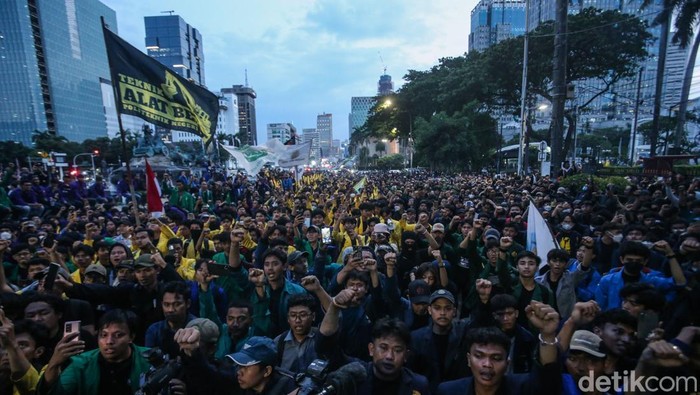 Suasana aksi bertajuk 'Indonesia Gelap' di Patung Kuda, Jakarta, sempat memanas, Kamis (20/2/2025). Massa aksi merobohkan beton pembatas hingga merusak kawat berduri.