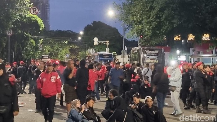 Massa demo di depan gedung KPK masih bertahan hingga Kamis (20/2/2025) malam ini.