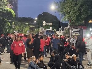 Situasi Terkini Jalan Depan KPK, Massa Demo Masih Bertahan