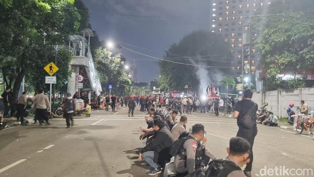 Massa demo di depan gedung KPK masih bertahan hingga Kamis (20/2/2025) malam ini.