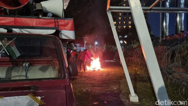 Massa demo di depan gedung KPK masih bertahan hingga Kamis (20/2/2025) malam ini.