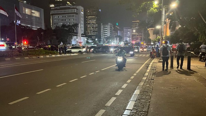 Massa Indonesia Gelap tinggalkan Patung Kuda, Jakarta Pusat (Jakpus), Kamis (20/2/2025) malam.