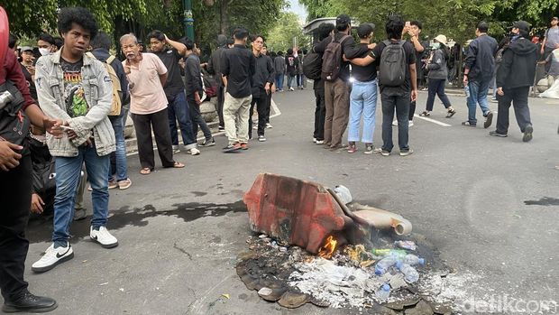 Massa Jogja Memanggil di depan Gedung Agung Jogja mulai bubar, Kamis (20/2/2025). Massa aksi sempat bakar-bakar dan melempari area Gedung Agung dengan sampah dan cat warna merah.