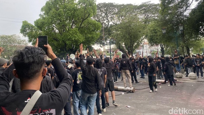 Massa Jogja Memanggil di depan Gedung Agung Jogja mulai bubar, Kamis (20/2/2025). Massa aksi sempat bakar-bakar dan melempari area Gedung Agung dengan sampah dan cat warna merah.