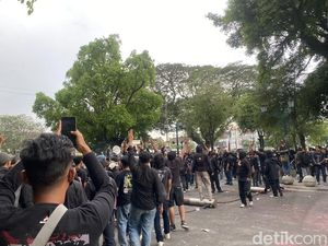 Usai Aksi Bakar-bakar, Massa Demo di Depan Agung Jogja Bubar