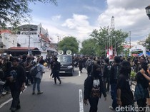 Tiba di Titik Nol Km, Massa Jogja Memanggil Gelar Orasi dan Bentangkan Poster
