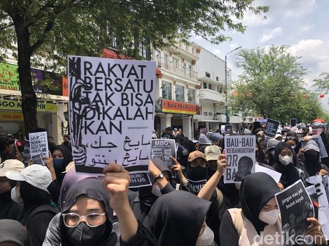 Massa Jogja Memanggil long march dari parkir ABBA ke Titik Nol Km Jogja, Kamis (20/2/2025).