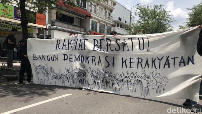 Massa Jogja Memanggil long march dari parkir ABBA ke Titik Nol Km Jogja, Kamis (20/2/2025).