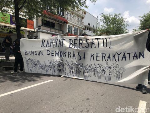 Massa Jogja Memanggil long march dari parkir ABBA ke Titik Nol Km Jogja, Kamis (20/2/2025).
