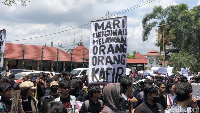 Massa Jogja Memanggil long march dari parkir ABBA ke Titik Nol Km Jogja, Kamis (20/2/2025).
