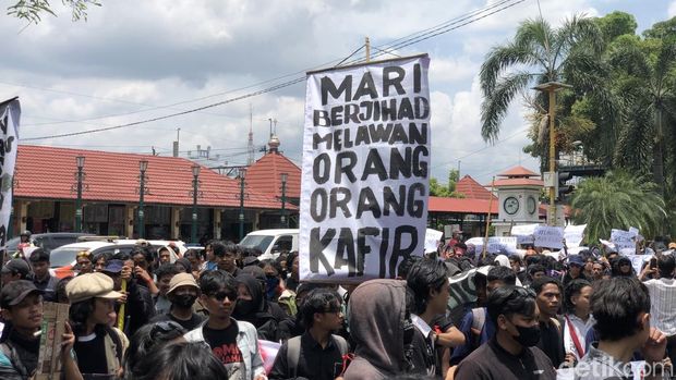 Massa Jogja Memanggil long march dari parkir ABBA ke Titik Nol Km Jogja, Kamis (20/2/2025).