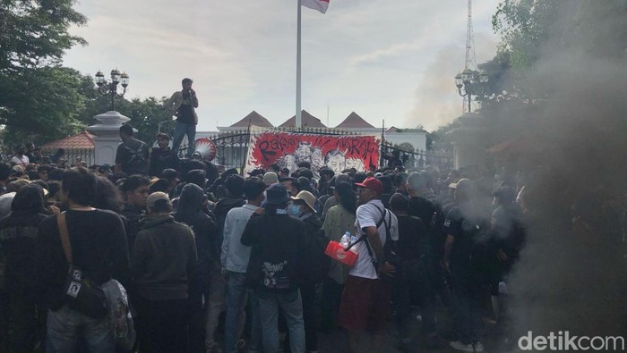 Massa Jogja Memanggil melakukan aksi bakar-bakar di depan Gedung Agung, Kamis (18/2/2025).