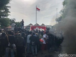Massa Tolak Efisien Anggaran di Jogja Ricuh, Paksa Masuk Gedung Agung