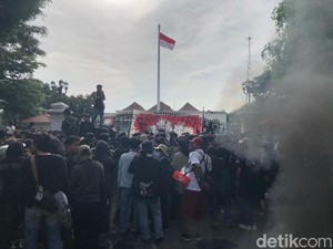 Massa Tolak Efisien Anggaran di Jogja Ricuh, Paksa Masuk Gedung Agung