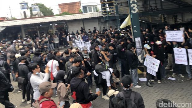 Massa mulai berkumpul di TKP ABA, Kota Jogja, Kamis (20/2/2025) siang.