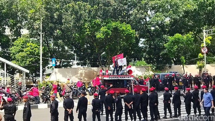 Massa PDIP berdemonstrasi di luar Gedung Merah Putih KPK saat Hasto Kristiyanto diperiksa, 20 Februari 2025 pagi. (Kurniawan F/detikcom)