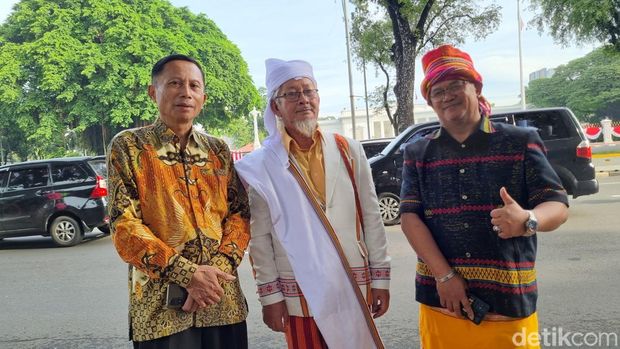 Maurids Genggong dan Yusak Nole Lolang, timses yang mendampingi Bupati Wakil Bupati Kabupaten Mamasa Welem Sambolangi dan Sudirman datang ke Monas dengan mengenakan pakaian adat. (Taufiq/detikcom).
