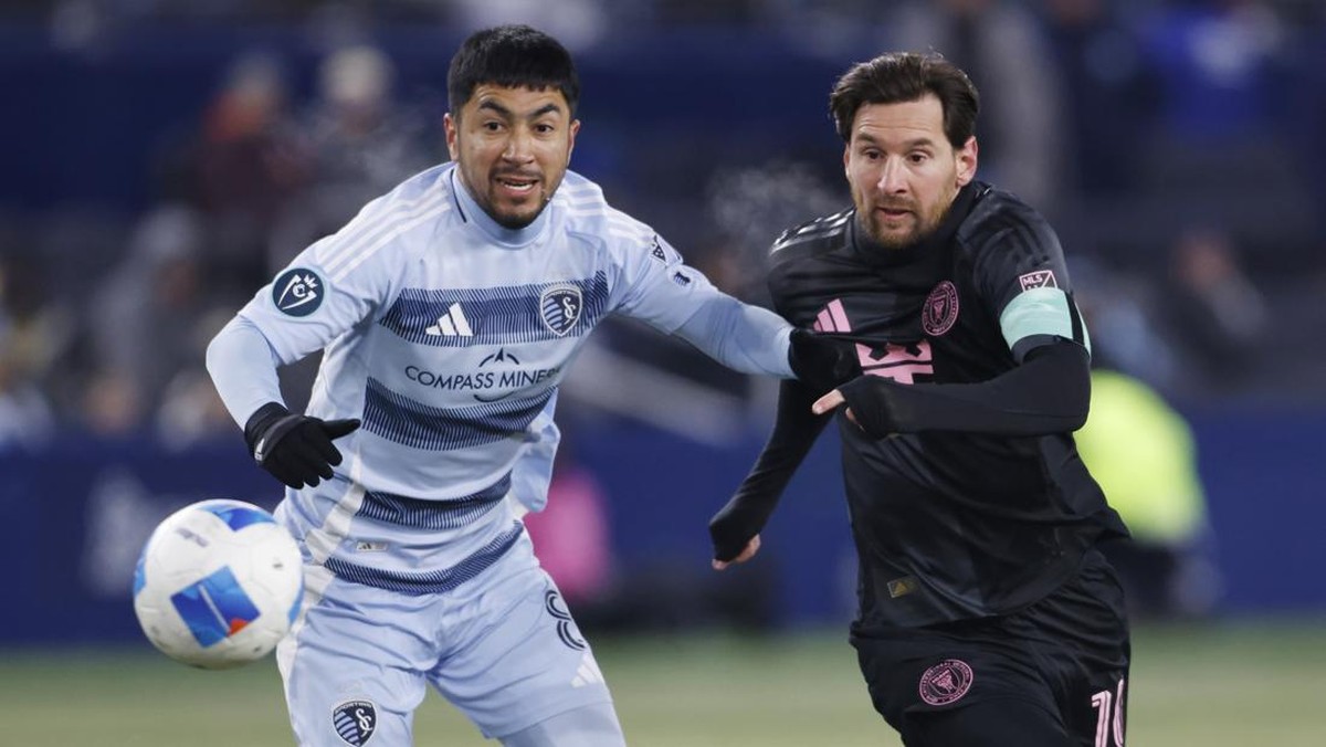 Lionel Messi (kanan) saat berduel dengan pemain SKC, Memo Rodríguez. Foto: AP/Colin E. Braley