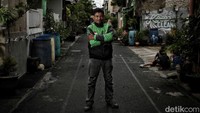 Rezkyansyah (44) asal Jakarta, telah menjadi driver ojol sejak tahun 2015. Ia berharap THR untuk  mitra ojol ada karena bisa membantu driver.