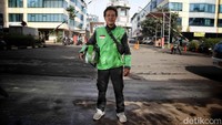 Mimbar (40) asal Bekasi, sebelumnya adalah wiraswasta dan bekerja sebagai driver ojol sejak tahun 2019. Ia berharap THR ada.