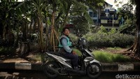 Bayu (35) asal Jakarta Timur, menjadi driver ojol sejak tahun 2016. Sebelumnya bekerja sebagai kuli bangunan. Dia mengatkan tidak terlalu berharap adanya THR yang penting selalu diberikan kesehatan.