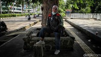 Resty (55) asal Jakarta Selatan, sebelumnya bekerja serabutan dan menjadi driver ojol sejak tahun 2016. Dia berharap adanya THR karena sebagai apresiasi aplikator terhadap mitranya.