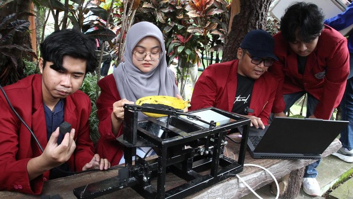 Mahasiswa menunjukkan cara kerja purwarupa alat pembuatan briket otomatis berteknologi Internet of Things (IoT) di Universitas Muhammadiyah Malang, Jawa Timur, Kamis (20/2/2025). Inovasi alat pembuatan briket arang tersebut menghasilkan ukuran briket yang konsisten yakni 15 x 15 centimeter serta menggunakan pemrograman coding dan bisa dioperasikan melalui komputer atau gawai sehingga lebih hemat tenaga kerja. ANTARA FOTO/Ari Bowo Sucipto/rwa.